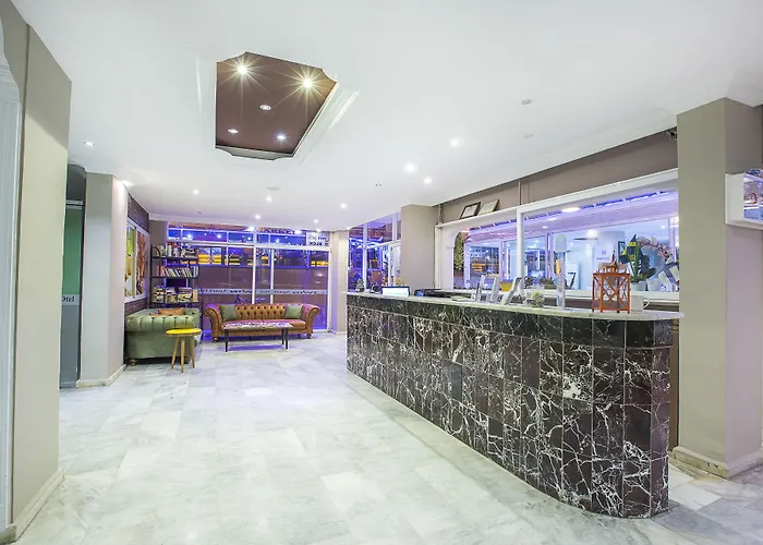 拜拉姆公寓酒店 4* 阿拉尼亚